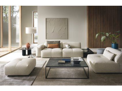 Sedacia súprava sofa LUSSO S2 v modernom interiéri obývačky, svetlé čalúnenie so širokými sedákmi a nízkymi operadlami, pohľad spredu.