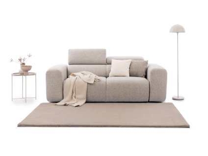 Pohovka RIPLE Sofa 3 v svetlobéžovej poťahovej látke s kobercom, dekoračnými vankúšmi a prehozom.