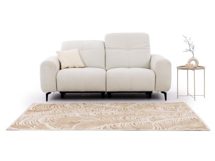 Dvojmiestna pohovka VELVETO SOFA S2 v minimalistickej obývačke so svetlým kobercom.