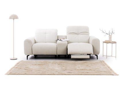 Dvojmiestna pohovka VELVETO SOFA S3 v svetlom čalúnení s relax funkciou, stredovou konzolou, čiernymi nožičkami a obývacím doplnkovým aranžmánom.