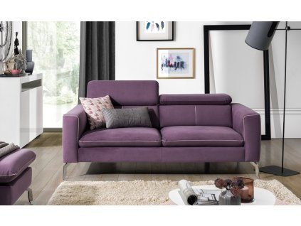 Fialová dvojmiestna pohovka LASIA 2 sofa s vankúšmi v obývačke, pohľad spredu.