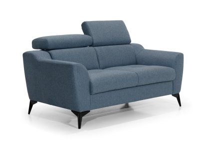 Pohovka BARI SOFA 2 na bielom pozadí v modrom čalúnení, dvojsed s kovovými nožičkami a polohovacími opierkami hlavy, pohľad z uhla.