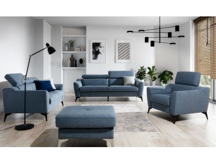 Sedacia zostava BARI SET 3+2+1 v modernom interiéri v modrom čalúnení, zostava s taburetom, lampou a dekoráciami, pohľad spredu.