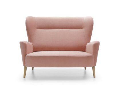 Dvojmiestna pohovka NAOMI sofa 2 v ružovom čalúnení, čelný pohľad na vysoké operadlo a drevené nožičky na bielom pozadí.