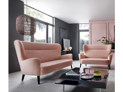 Trojmiestna pohovka NAOMI sofa 3 v ružovom poťahu v interiéri; v pozadí samostatne predávaný dvojsed.