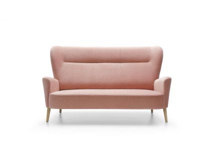 Trojmiestna pohovka NAOMI sofa 3 v ružovom čalúnení, čelný pohľad na vysoké operadlo a drevené nožičky na bielom pozadí.