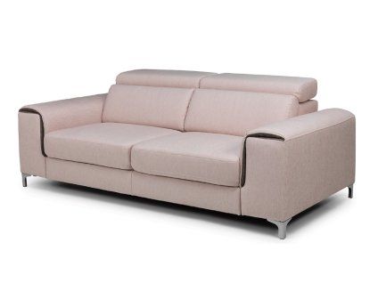 Trojmiestna pohovka MONZA sofa 3 v svetloružovom poťahu na bielom pozadí, čelný pohľad na tri sedáky so širokými podrúčkami a kovovými nožičkami.