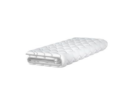 Topper COMFORT PLUS na sedacie súpravy na bielom pozadí, tenký topper zložený do vrstiev s prešívaným povrchom, pohľad zhora šikmo.