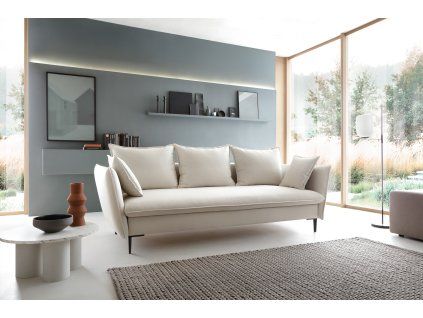 Rozkladacia pohovka LUPO sofa v svetlom čalúnení v obývačke, pohľad spredu na rovný tvar s vankúšmi a vysokými kovovými nožičkami.