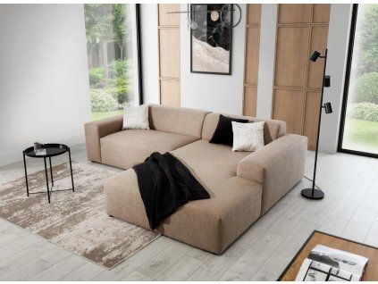 Rohová sedacia súprava CLOUD VEĽKÝ OTOMAN XL v béžovom čalúnení v modernom interiéri, minimalistický tvar L s vankúšmi, pohľad z uhla.