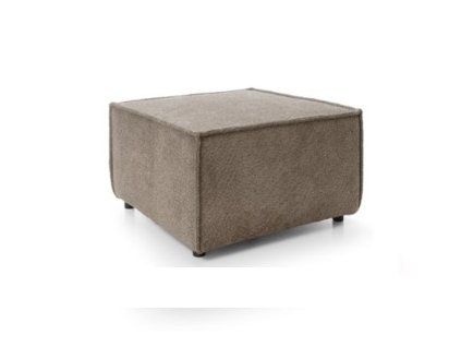 Taburet CUBE POUF 80 v hnedej farbe na bielom pozadí, šikmý pohľad na hranatý čalúnený puf s nízkymi nožičkami.