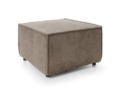 Taburet CUBE POUF 100 v hnedej farbe na bielom pozadí, šikmý pohľad na hranatý čalúnený puf s nízkymi nožičkami.