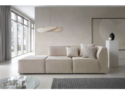 Rovná sedacia súprava HYDRA SOFA V1 v svetlobéžovom čalúnení v obývačke, čelný pohľad na dlhú zostavu s vankúšmi a nízkym operadlom.