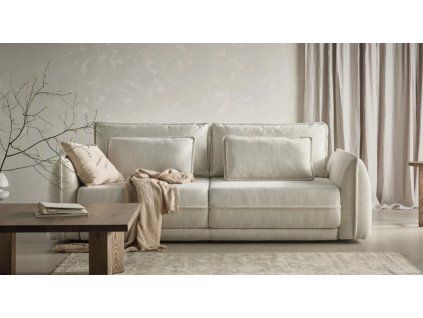 Rozkladacia pohovka LYNX SOFA v svetlom čalúnení v interiéri obývačky, široké bočnice a dva veľké chrbtové vankúše, pohľad spredu.
