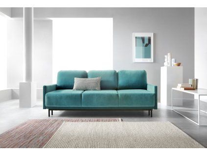 Rozkladacia pohovka DORADO SOFA v tyrkysovej látke Solo 259 v modernej obývačke, pohľad spredu s veľkým oknom a svetlým interiérom.