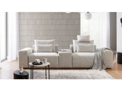 Pohovka LUNA SOFA 2 (1,5BL + PANEL + 1,5BP) v svetlom krémovom prevedení v obývačke.
