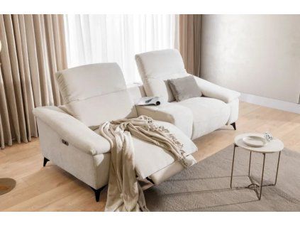 Pohovka PALERMO SOFA 2 verzia 2 v krémovom čalúnení v interiéri, pohľad zošikma s dekou a relax atmosférou.