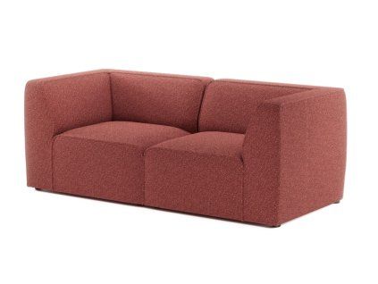 Rovná sedacia súprava HYDRA SOFA 2 v tehlovo-červenom čalúnení, šikmý pohľad spredu na kompaktný dvojmiestny modul so širokými podrúčkami.