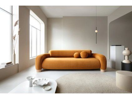 Sedacia súprava PAVIO SOFA S4 v interiéri, horčicovo-hnedé čalúnenie s oblými tvarmi a valčekovým operadlom, pohľad spredu.