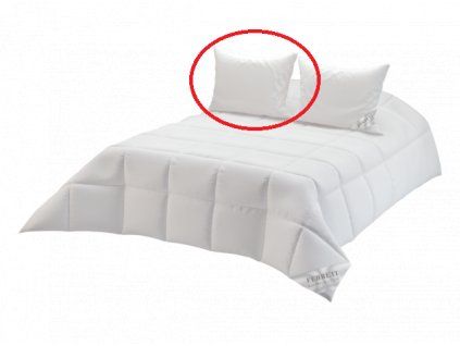 Páperový vankúš ROYAL – biely vankúš na bielej prikrývke.