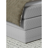 Boxspring posteľ - detail rohu a rámu - sivé čalúnenie a švy
