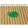 Nano impregnácia textilu a kože, jedna zelená kvapka na svetlom štruktúrovanom textile.