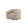 Kreslo SPACE v svetlobéžovom čalúnení zobrazené šikmo spredu na bielom pozadí s oblými podrúčkami.
