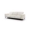 Pohovka VELVETO SOFA S1 vo svetlej látke z bočného predného pohľadu, s polohovateľnými opierkami hlavy, čiernymi nožičkami a ovládaním relax funkcie na podrúčke.