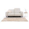Dvojmiestna pohovka VELVETO SOFA S2 v minimalistickej obývacej scéne so svetlým kobercom, dekoračným stolíkom a jemným bytovým doplnkom.