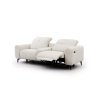 Dvojmiestna pohovka VELVETO SOFA S3 s vysunutou relax funkciou, zdvihnutou opierkou nôh, svetlým poťahom a bočným ovládacím prvkom.