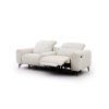 Dvojmiestna pohovka VELVETO SOFA S3 s vysunutou relax funkciou a zdvihnutou opierkou nôh.