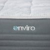 Matrac ENVIRO OXY POCKET, detail loga ENVIRO na sivom bočnom poťahu.