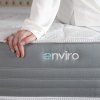 Matrac ENVIRO SPORT, detail sivého boku s logom ENVIRO a okraja poťahu.