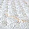 Matrac PROPOLIS COMFORT, detail bieleho prešívaného poťahu s nápisom PROPOLIS.