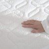 Matrac OXYGEN HYDROLATEX – detail bieleho poťahu COLLAGEN s rukou na prešívanom povrchu.