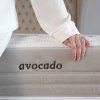 Matrac COCONUT PREMIUM T3 – detail poťahu AVOCADO a ruky na jeho okraji.