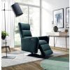 Relaxačné kreslo OSTI v interiéri, tmavozelené polohovacie kreslo pri lampe v modernej miestnosti, šikmý pohľad.