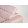 Pohovka MONZA sofa 2 ružová, detail polohovacej opierky hlavy a čalúnenia operadla na bielom pozadí z blízka.