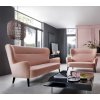 Trojmiestna pohovka NAOMI sofa 3 v ružovom poťahu v interiéri; v pozadí samostatne predávaný dvojsed.