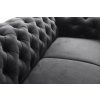 Trojsed VALENTINO detail chesterfield prešívania a sedacej časti v tmavom čalúnení, priblížený záber.