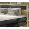 Boxspring posteľ - detail čela - sivé čalúnenie v interiéri