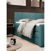 Zelenomodrá boxspring posteľ 140x200 MARY, pohľad zošikma, v interiéri