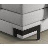 Boxspring posteľ PATRICIA, detail svetlosivého čalúneného rohu a tmavej nohy.