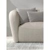 Dvojsedová pohovka STELVIO Sofa vo svetlobéžovej farbe, detail sedacej časti a vankúša pri lakťovej opierke.