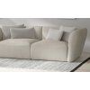 Dvojsedová pohovka STELVIO Sofa vo svetlobéžovej farbe v modernej obývačke, širší pohľad na sedenie s viacerými vankúšmi.
