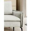 Detail bočnej časti a sedacej plochy pohovky Nardo Sofa v svetlej béžovej farbe