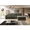 Moderná rozkladacia sedačka LILLY SOFA v tmavozelenej farbe, umiestnená v modernej obývačke s drevenou podlahou, celkový pohľad