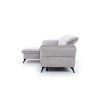 Rohová sedacia súprava LUNARO malý roh v svetlosivej farbe na bielom pozadí, bočný pohľad na otoman a tvarované opierky.