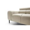 Svetlá kožená pohovka COTTA sofa 3, detail podrúčky, sedadla a kovovej nožičky pri pohľade spredu.