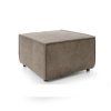 Taburet CUBE POUF 80 v hnedej farbe na bielom pozadí, šikmý pohľad na hranatý čalúnený puf s nízkymi nožičkami.